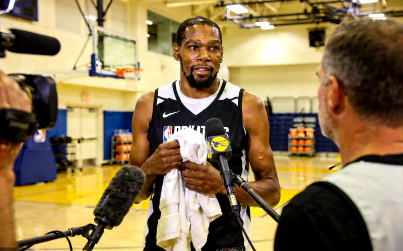 NBA球星凯文杜兰特训练后接受媒体采访